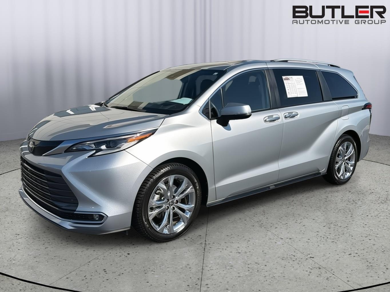Celestial Silver Metallic 2022 Toyota Sienna Minivan Front-Wheel Drive Continuously Variable Transmission