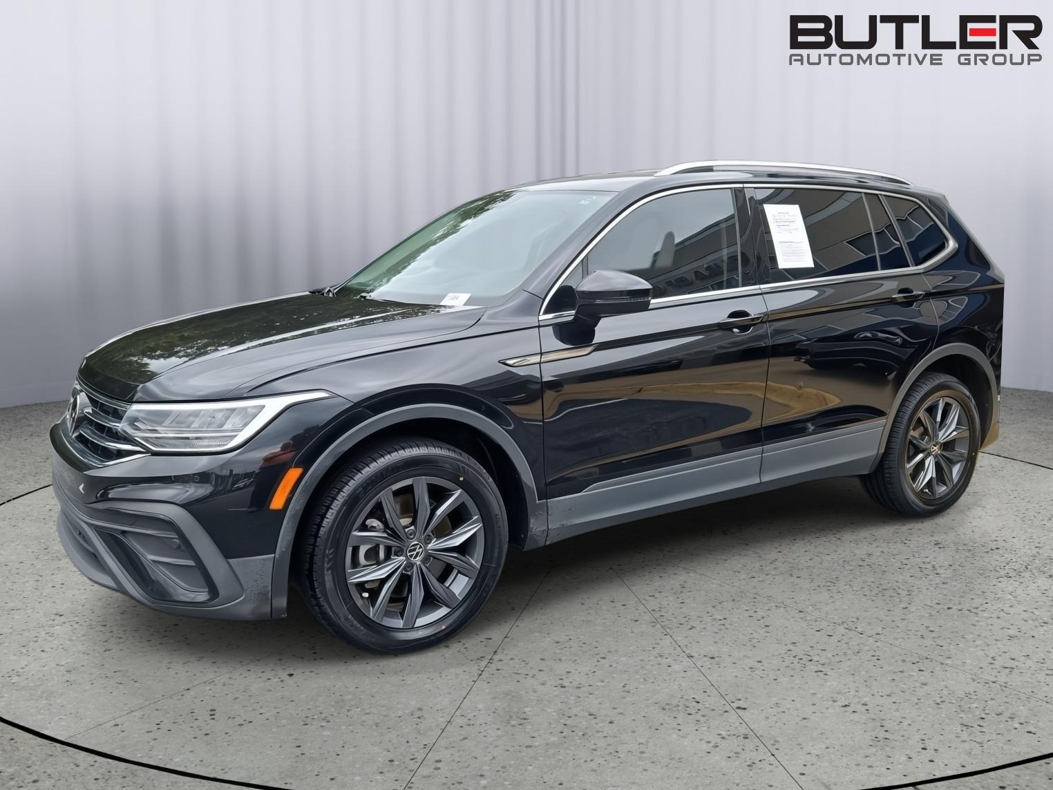Deep Black Pearl 2022 Volkswagen Tiguan SUV / Crossover Front-Wheel Drive Automatic