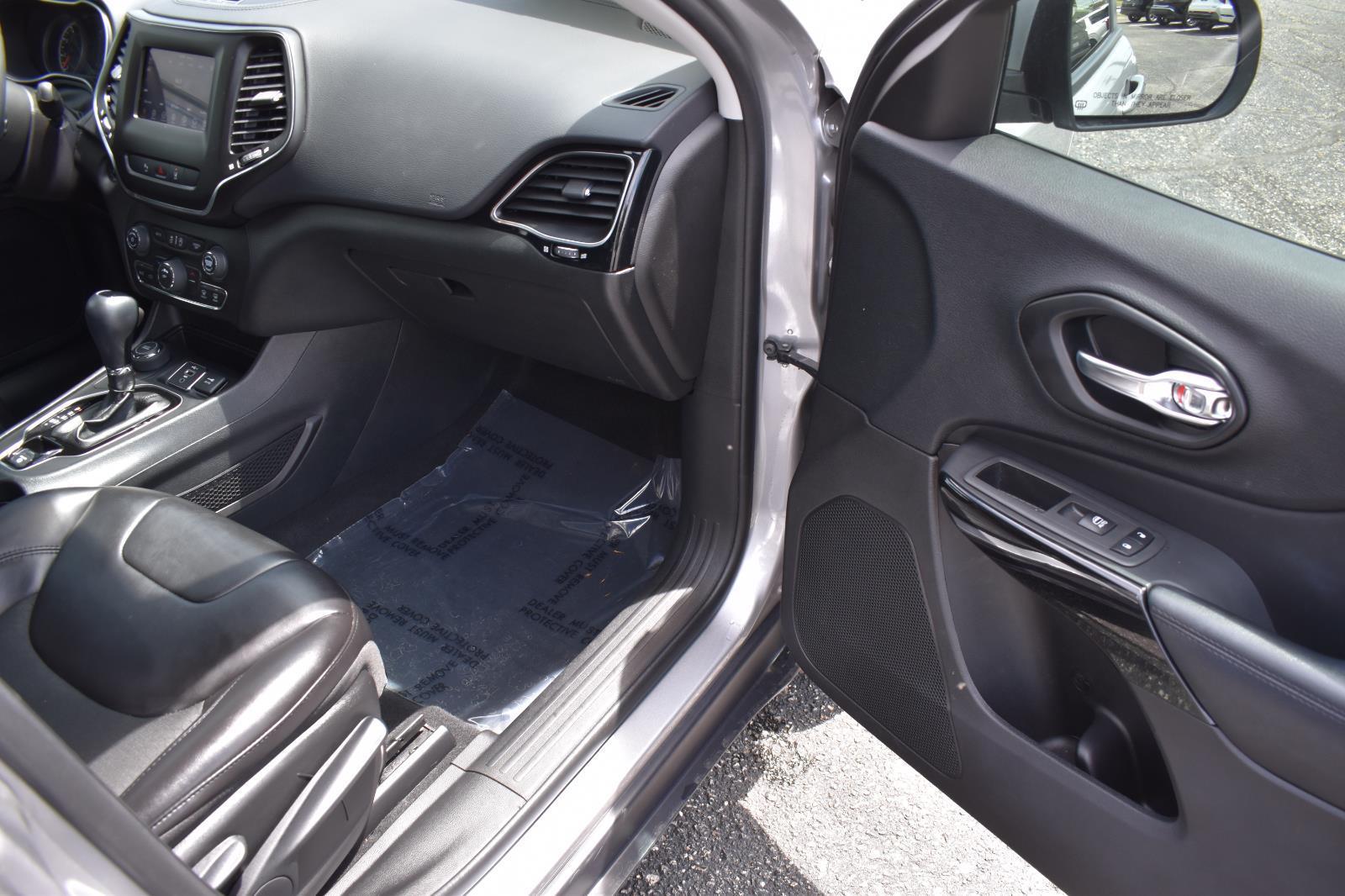 2021 Jeep Cherokee Altitude Billet Silver Metallic Clearcoat - Scholfield Honda - Image 16