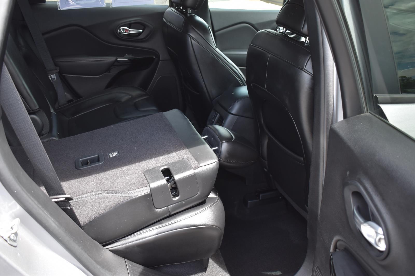 2021 Jeep Cherokee Altitude Billet Silver Metallic Clearcoat - Scholfield Honda - Image 17