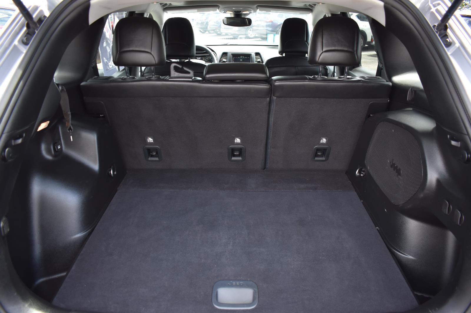 2021 Jeep Cherokee Altitude Billet Silver Metallic Clearcoat - Scholfield Honda - Image 18