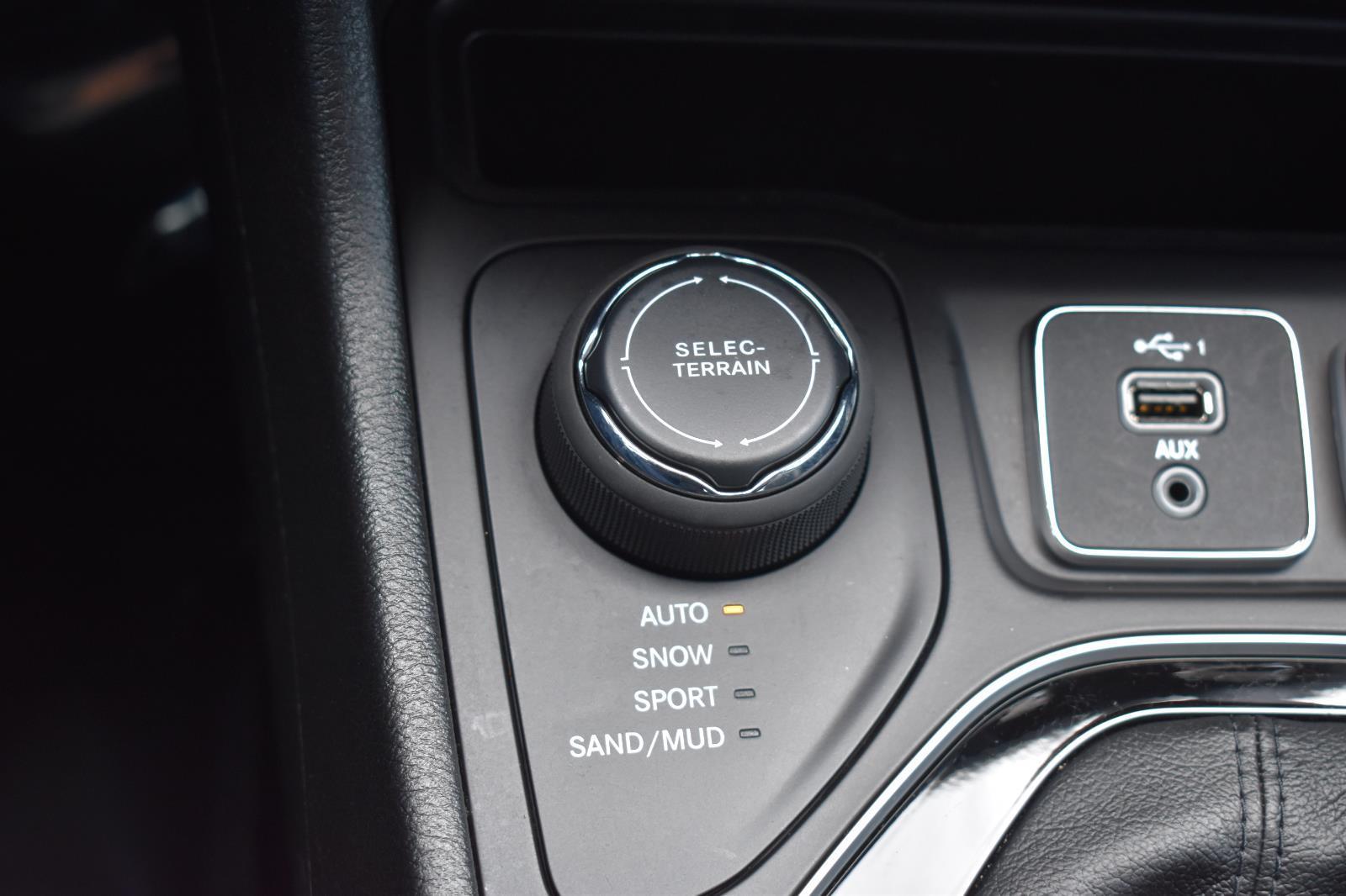 2021 Jeep Cherokee Altitude Billet Silver Metallic Clearcoat - Scholfield Honda - Image 10