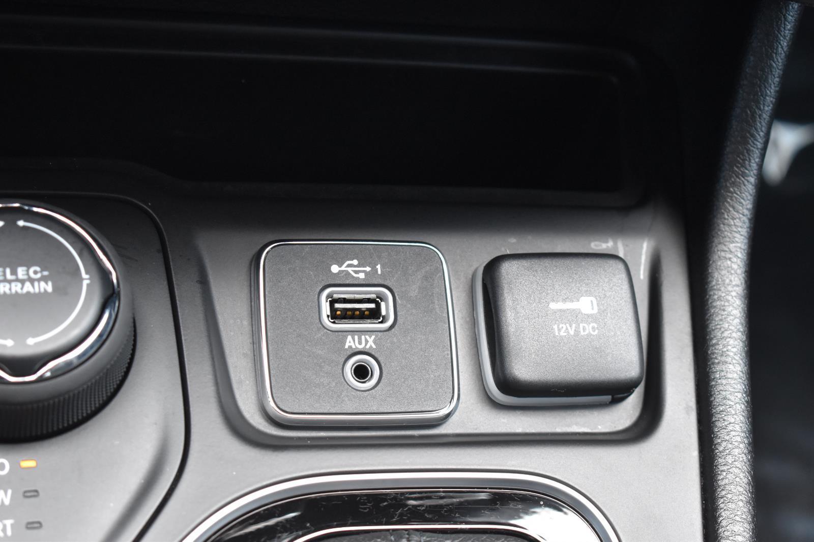 2021 Jeep Cherokee Altitude Billet Silver Metallic Clearcoat - Scholfield Honda - Image 26