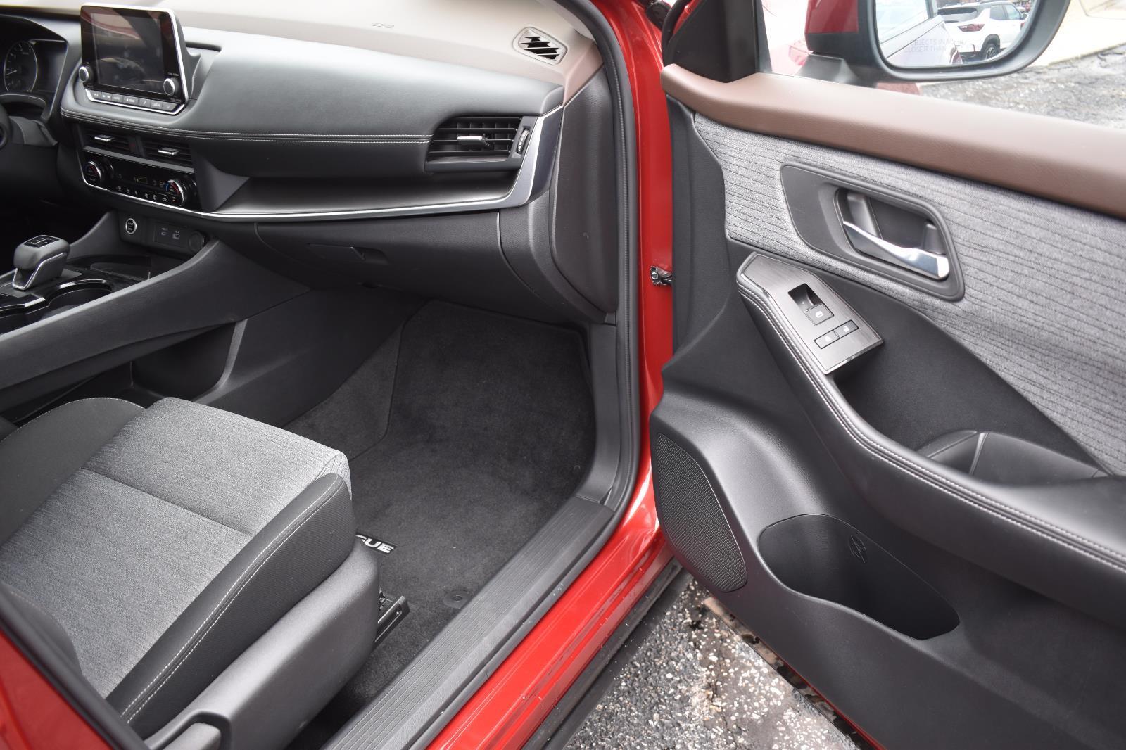 2023 Nissan Rogue SV - Photo 14