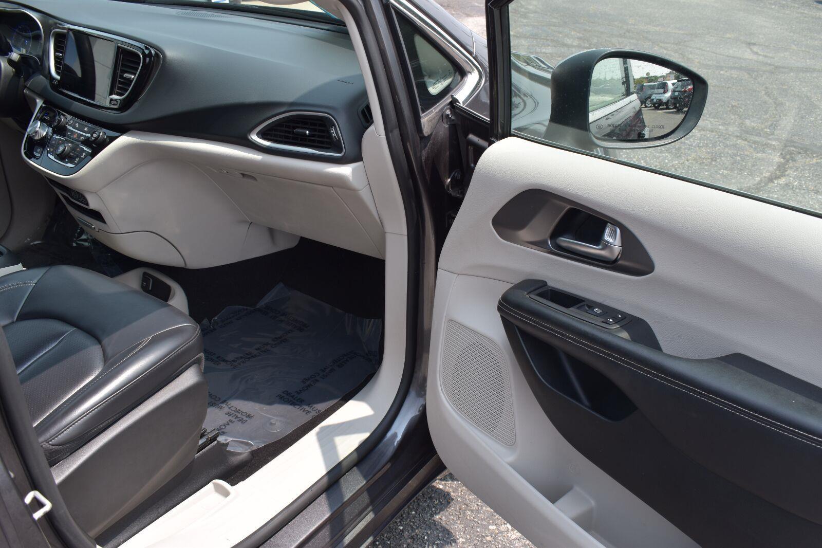 2023 Chrysler Pacifica Touring L Granite Crystal Metallic Clearcoat - Scholfield Honda - Image 15