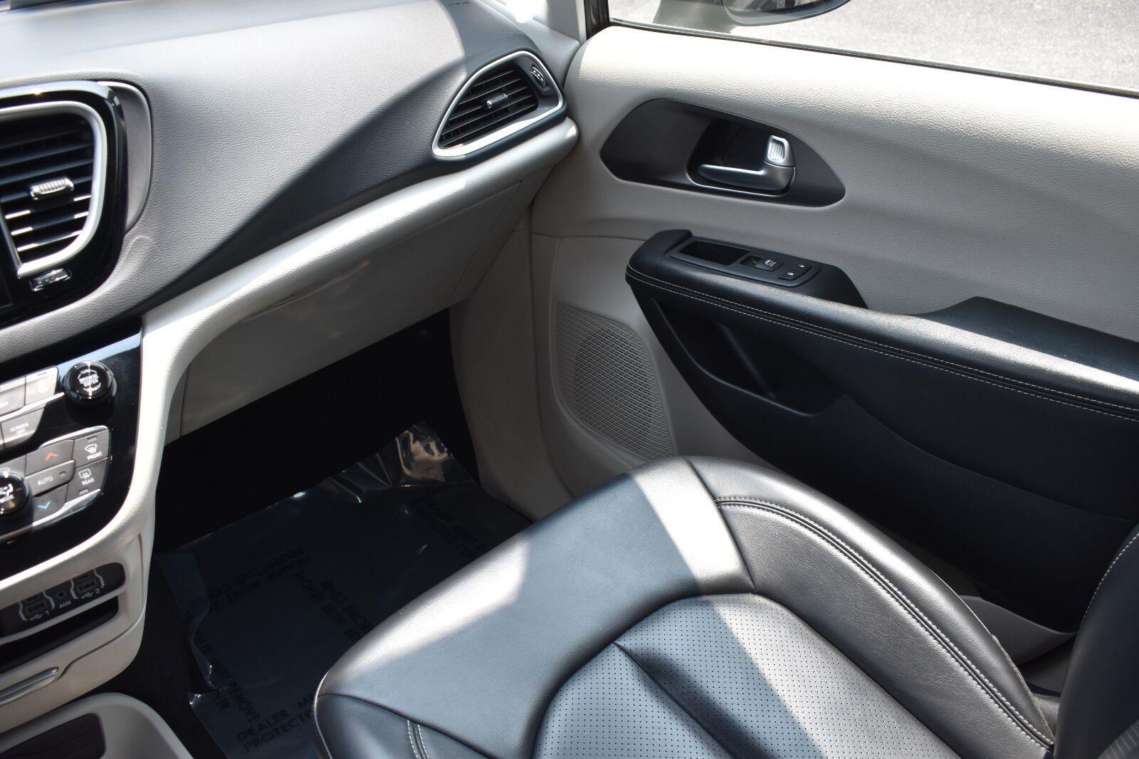2023 Chrysler Pacifica Touring L Granite Crystal Metallic Clearcoat - Scholfield Honda - Image 21
