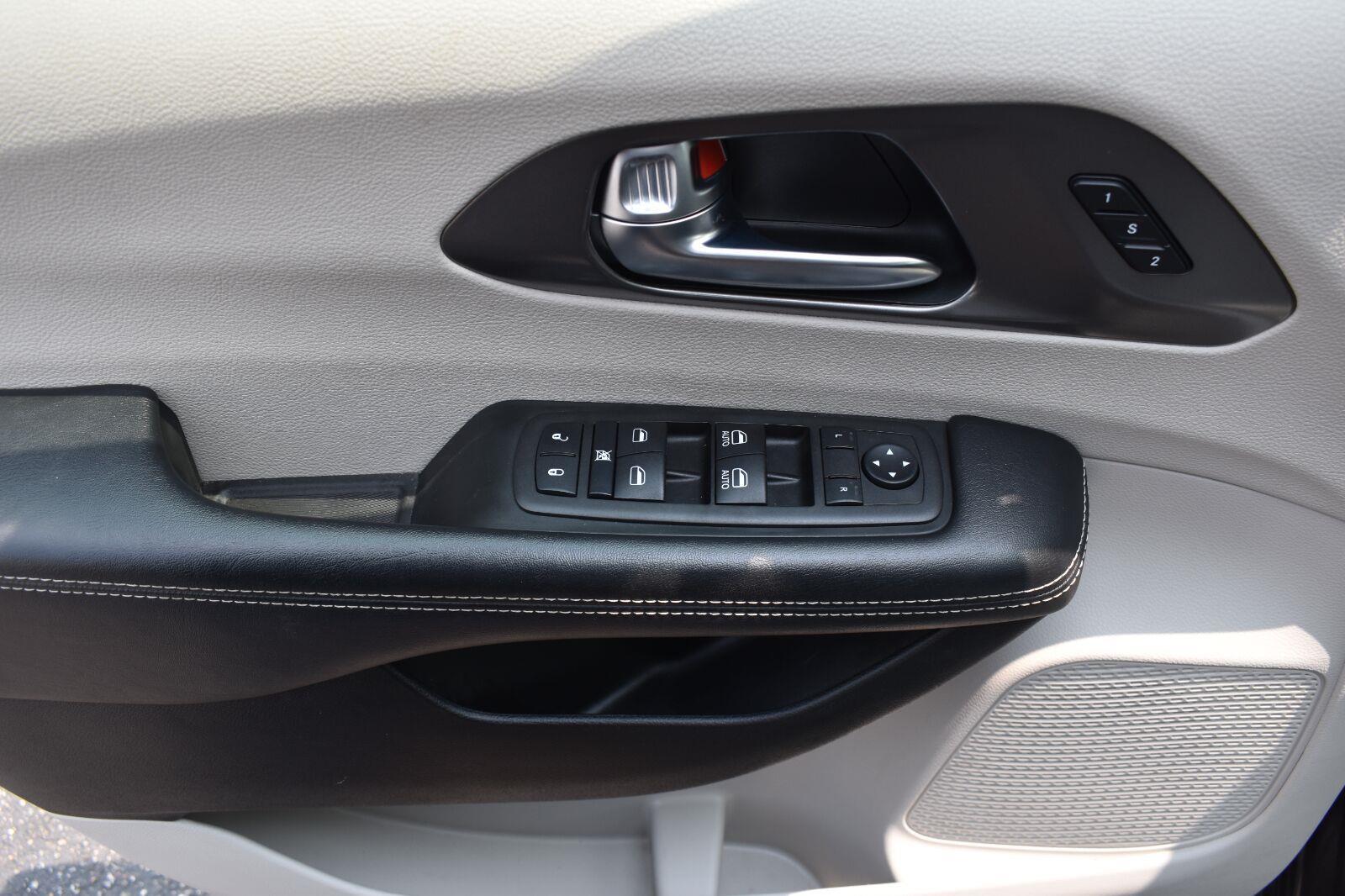 2023 Chrysler Pacifica Touring L Granite Crystal Metallic Clearcoat - Scholfield Honda - Image 22