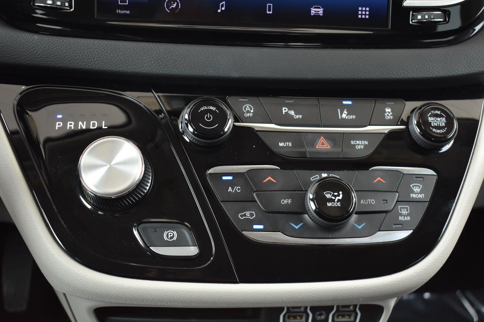 2023 Chrysler Pacifica Touring L Granite Crystal Metallic Clearcoat - Scholfield Honda - Image 9
