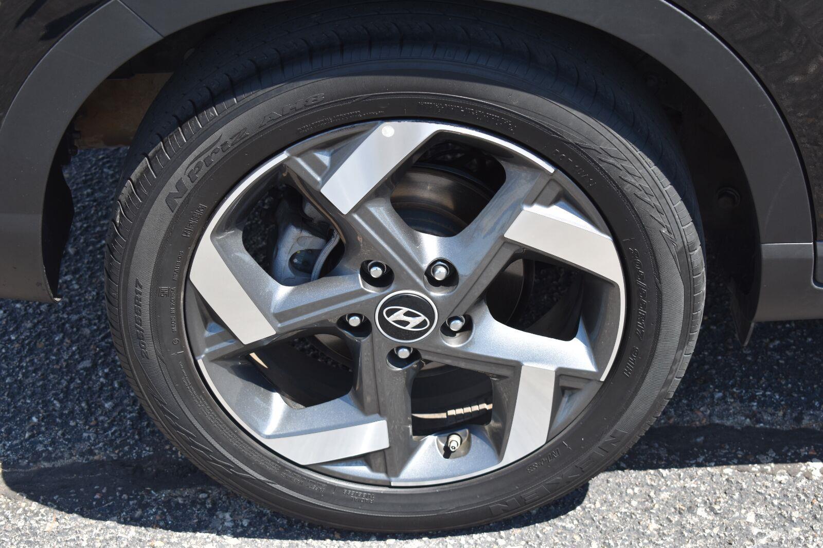 2025 Hyundai Venue SEL Onyx Black - Scholfield Honda - Image 10