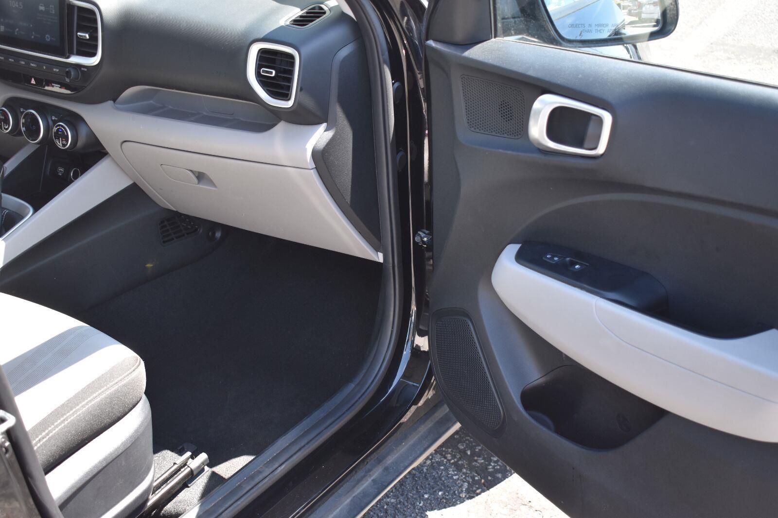 2025 Hyundai Venue SEL Onyx Black - Scholfield Honda - Image 12
