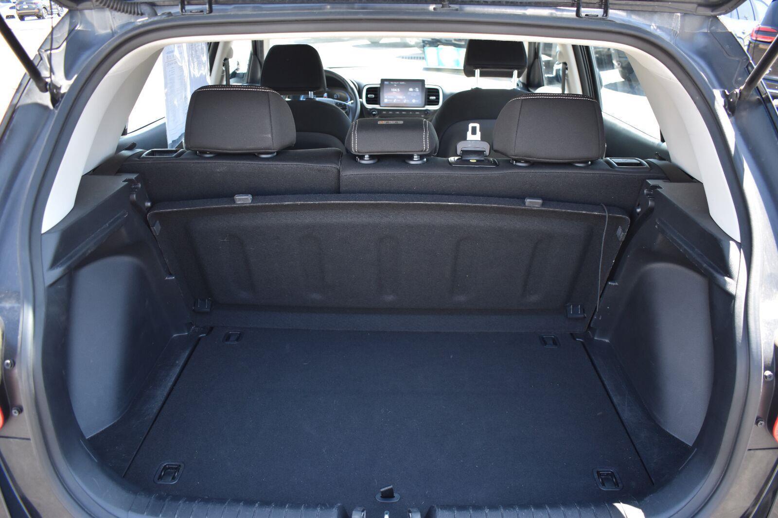2025 Hyundai Venue SEL Onyx Black - Scholfield Honda - Image 14