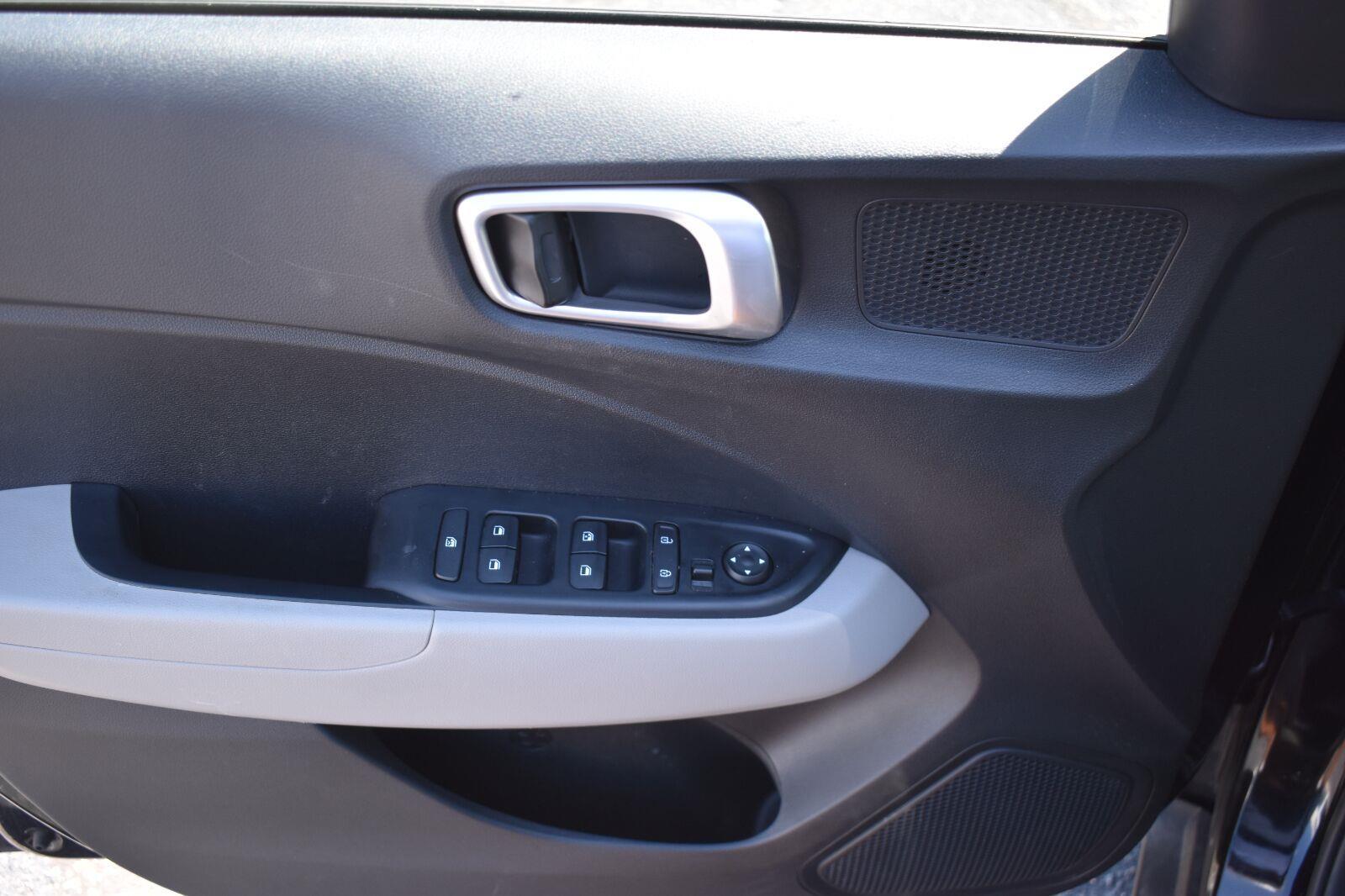 2025 Hyundai Venue SEL Onyx Black - Scholfield Honda - Image 17