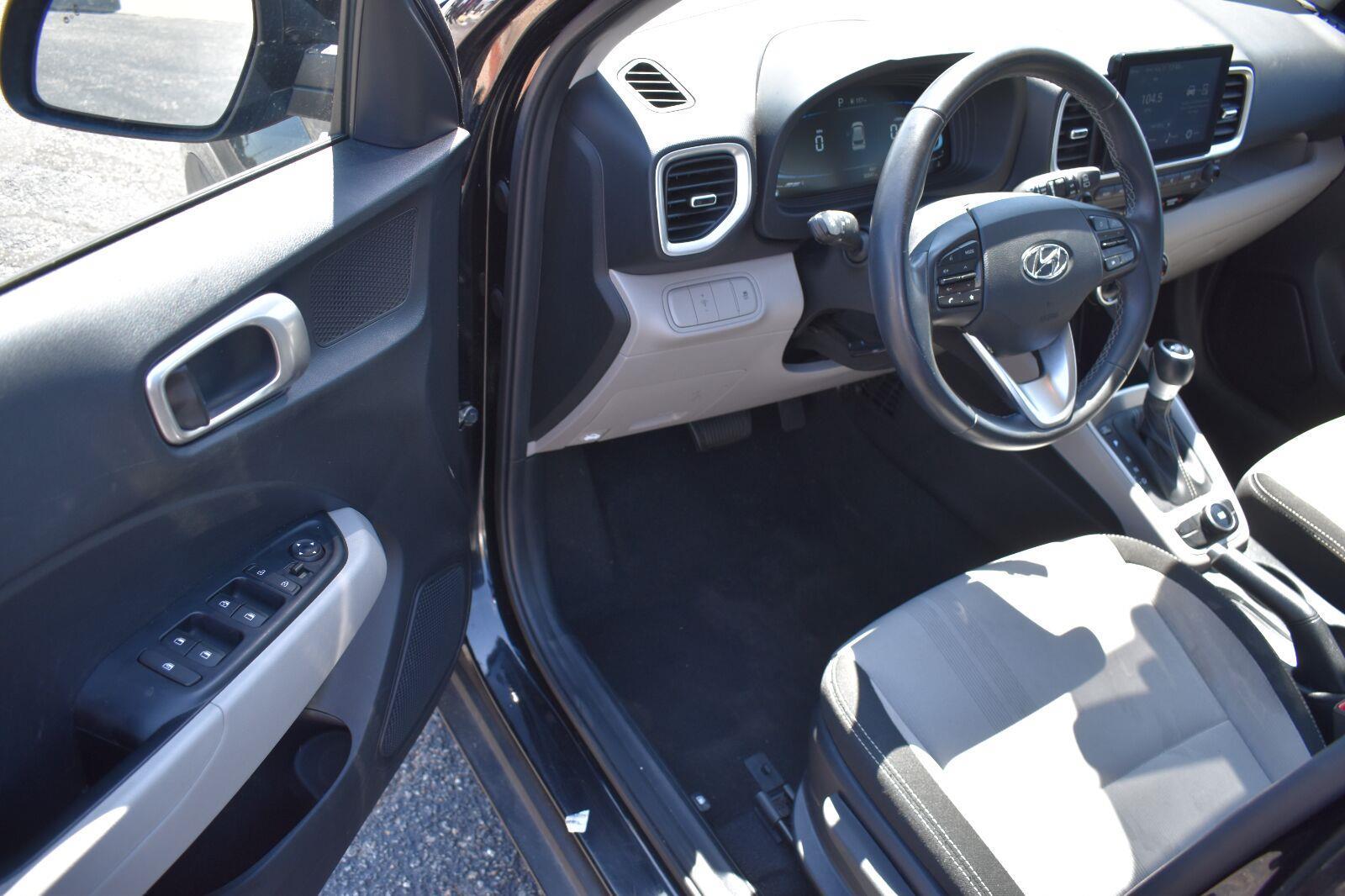 2025 Hyundai Venue SEL Onyx Black - Scholfield Honda - Image 18