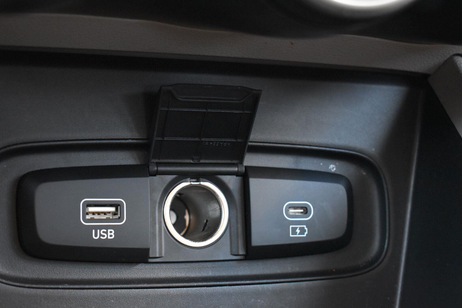 2025 Hyundai Venue SEL Onyx Black - Scholfield Honda - Image 8