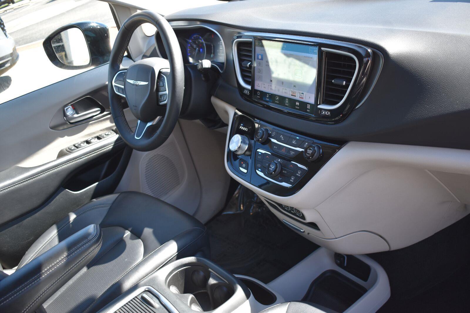 2024 Chrysler Pacifica Touring L Diamond Black Crystal Pearlcoat - Scholfield Honda - Image 11