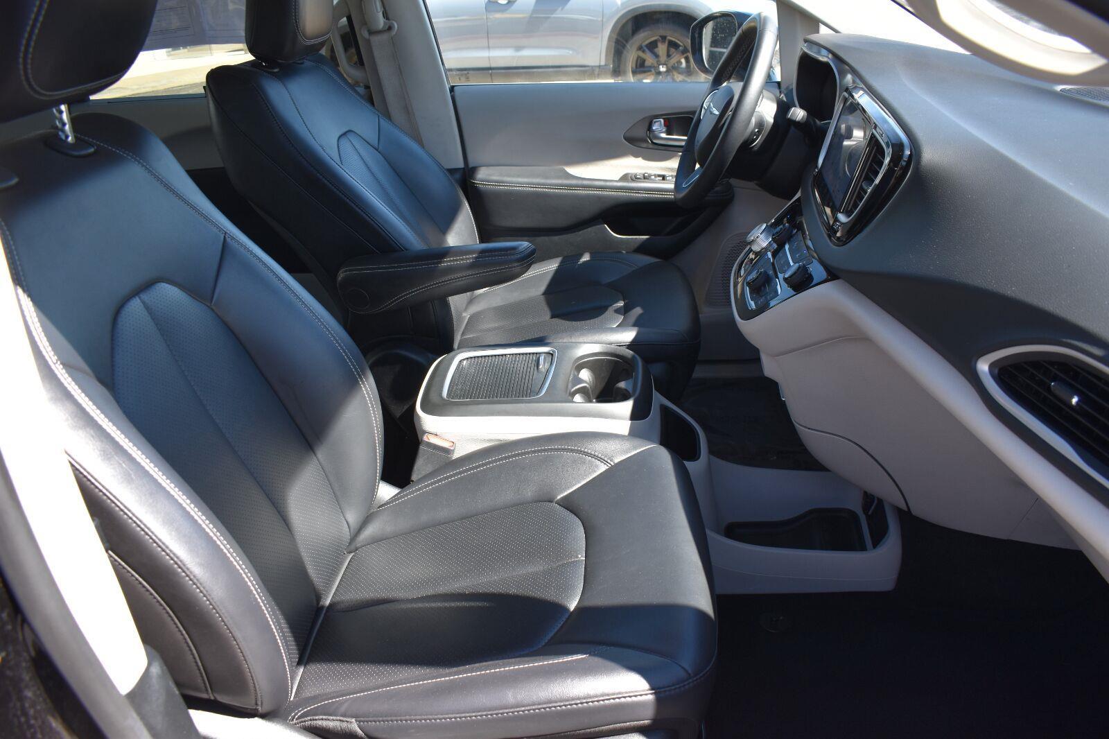 2024 Chrysler Pacifica Touring L Diamond Black Crystal Pearlcoat - Scholfield Honda - Image 12