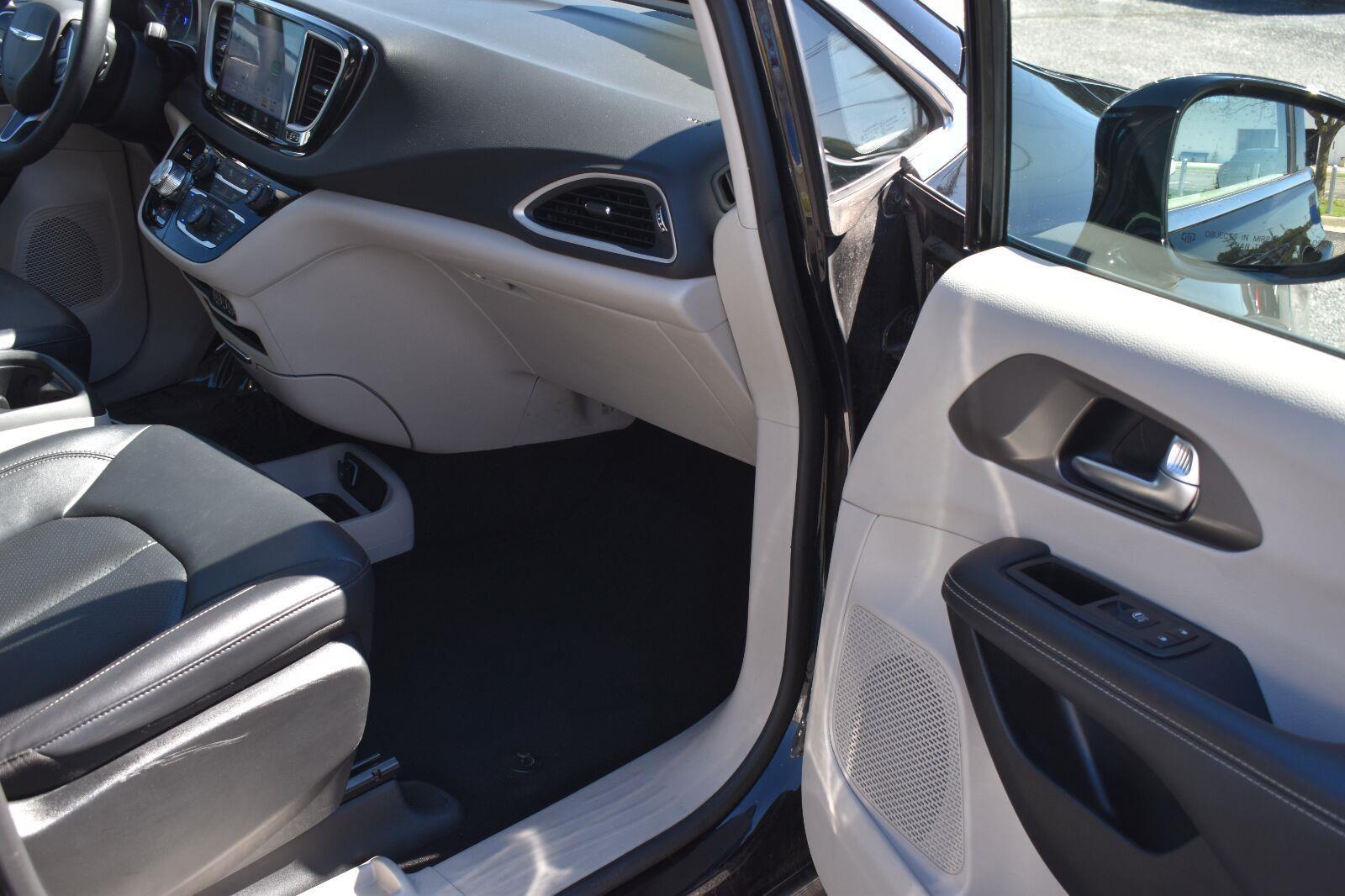 2024 Chrysler Pacifica Touring L Diamond Black Crystal Pearlcoat - Scholfield Honda - Image 13