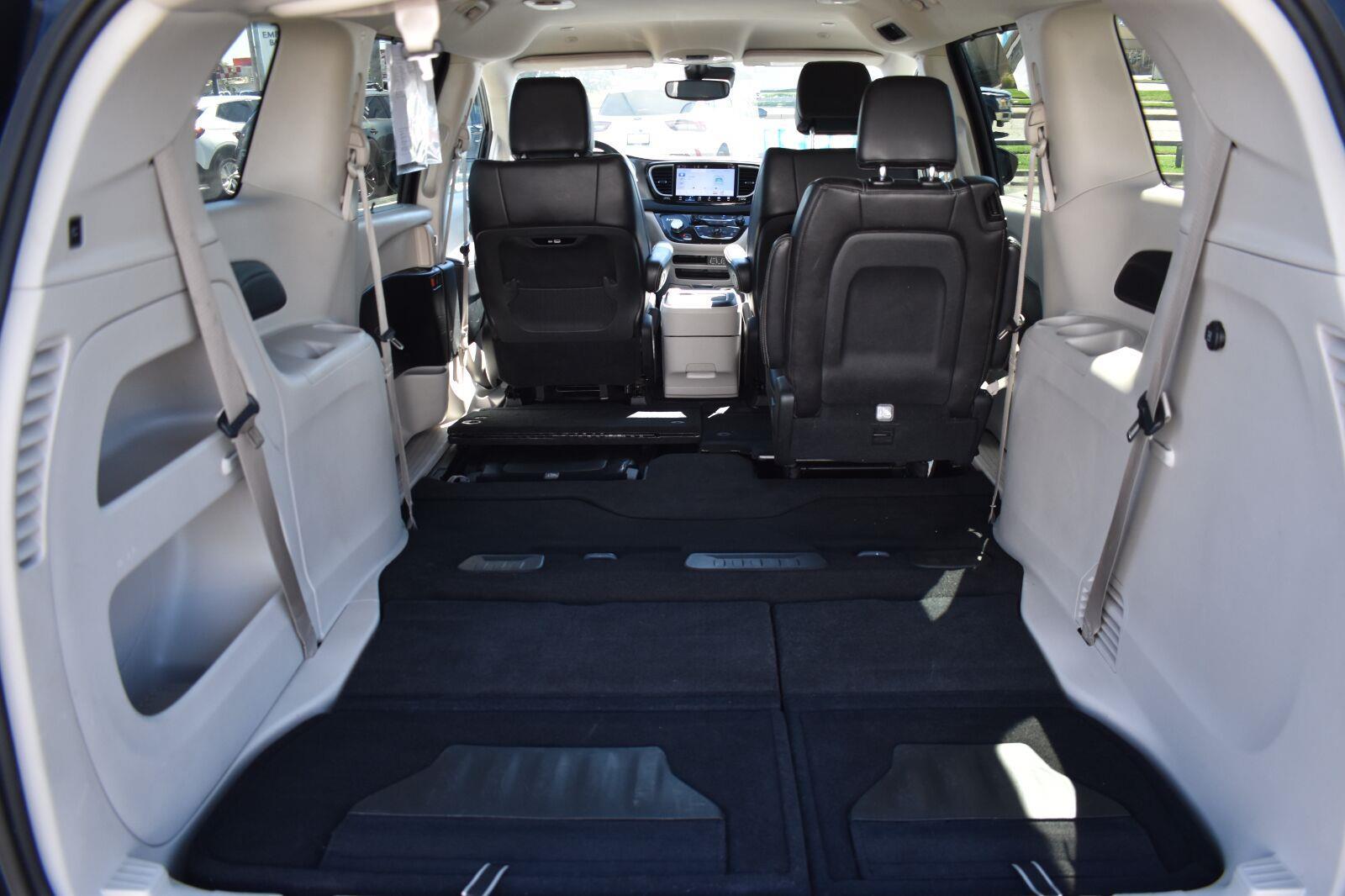 2024 Chrysler Pacifica Touring L Diamond Black Crystal Pearlcoat - Scholfield Honda - Image 15
