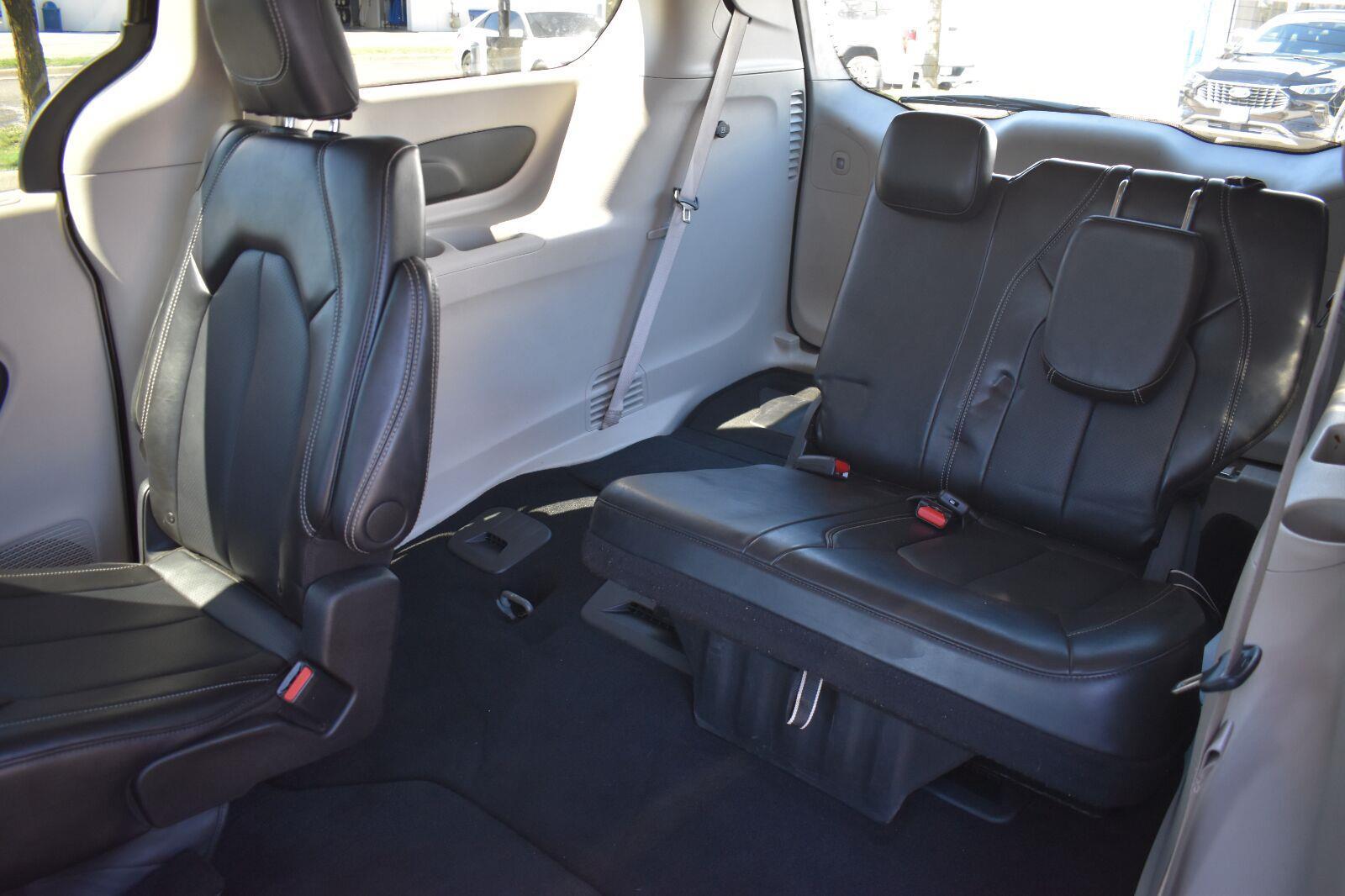 2024 Chrysler Pacifica Touring L Diamond Black Crystal Pearlcoat - Scholfield Honda - Image 17