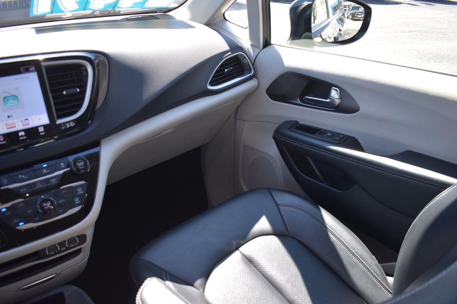 2024 Chrysler Pacifica Touring L Diamond Black Crystal Pearlcoat - Scholfield Honda - Image 20