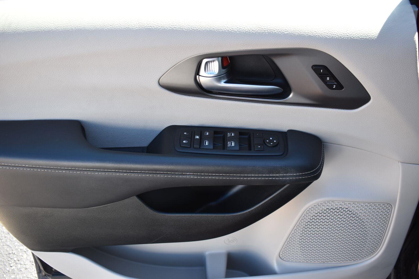 2024 Chrysler Pacifica Touring L Diamond Black Crystal Pearlcoat - Scholfield Honda - Image 21