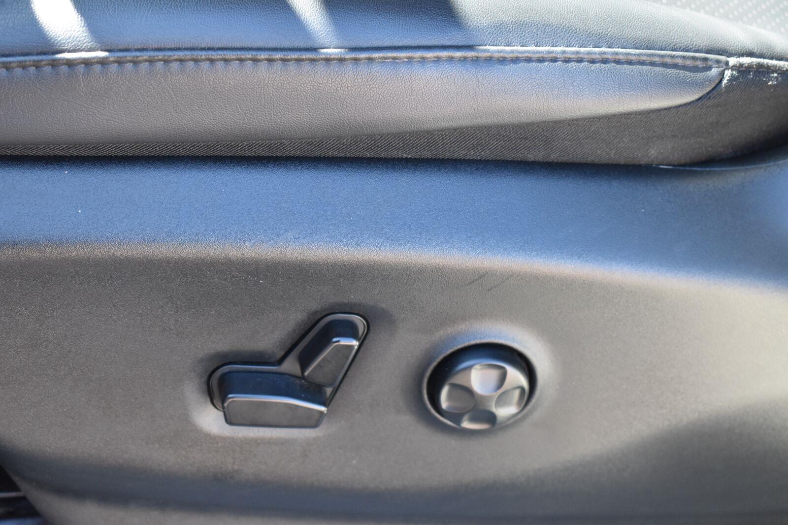2024 Chrysler Pacifica Touring L Diamond Black Crystal Pearlcoat - Scholfield Honda - Image 22