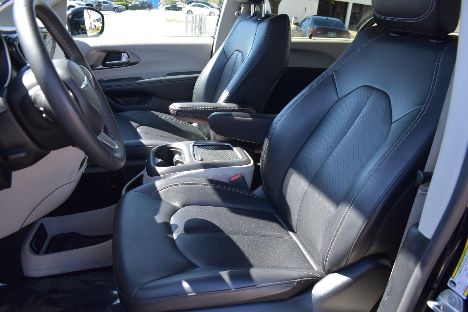 2024 Chrysler Pacifica Touring L Diamond Black Crystal Pearlcoat - Scholfield Honda - Image 23