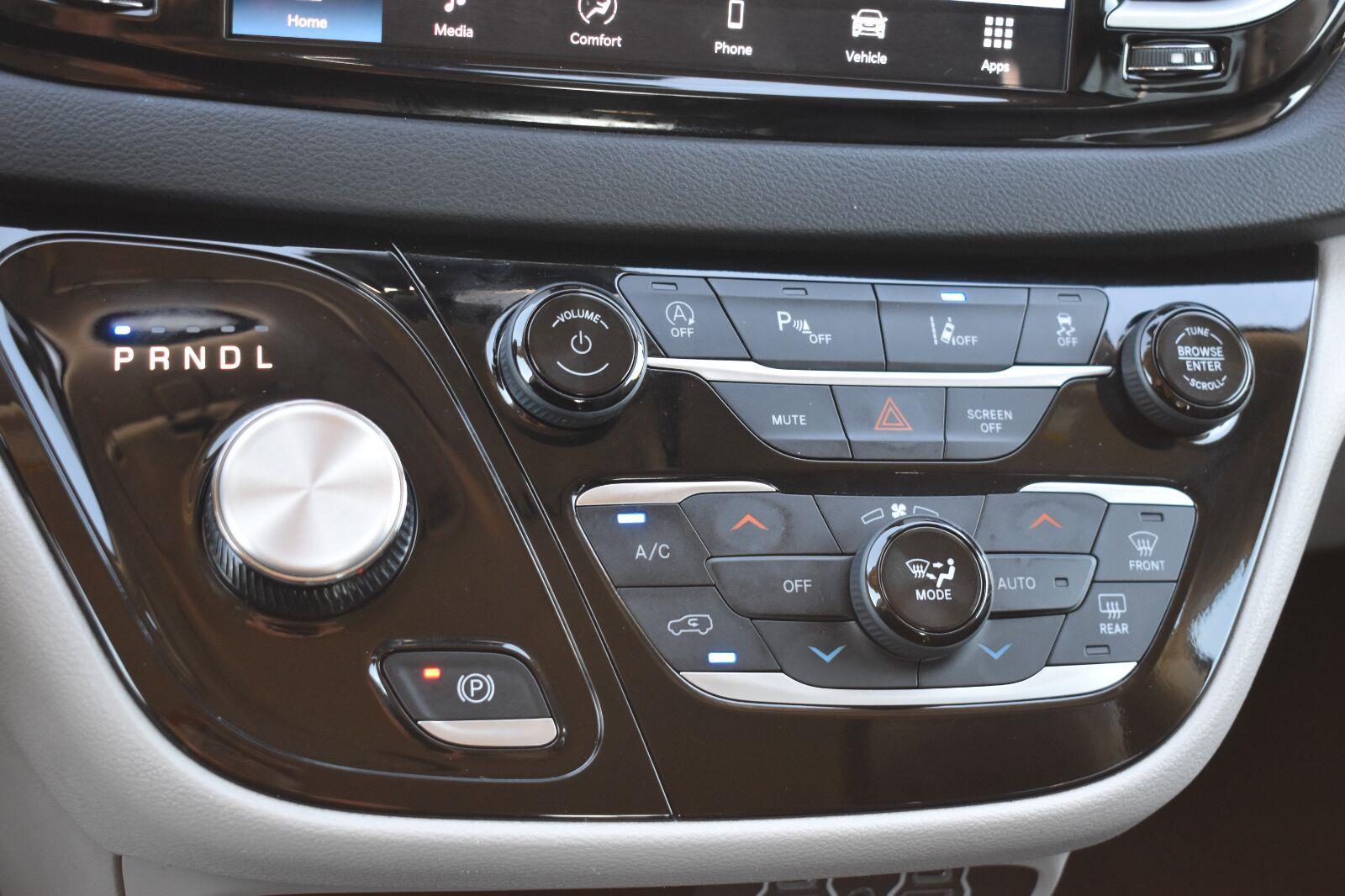 2024 Chrysler Pacifica Touring L Diamond Black Crystal Pearlcoat - Scholfield Honda - Image 8