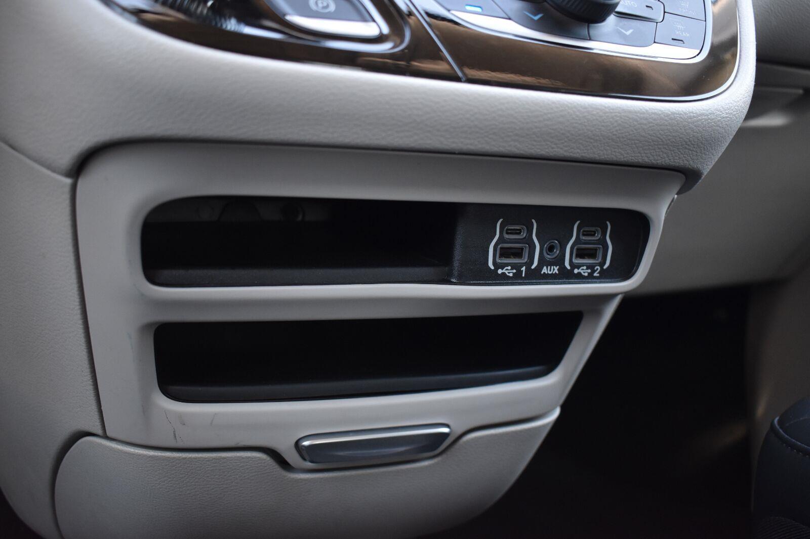 2024 Chrysler Pacifica Touring L Diamond Black Crystal Pearlcoat - Scholfield Honda - Image 9