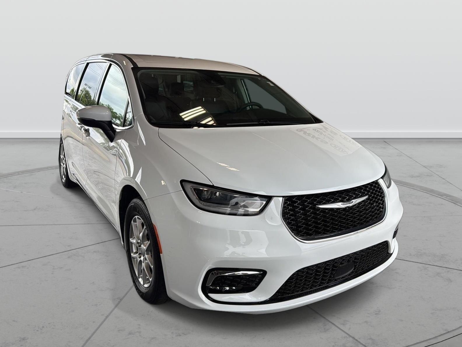 2023 Chrysler Pacifica Touring L's photo
