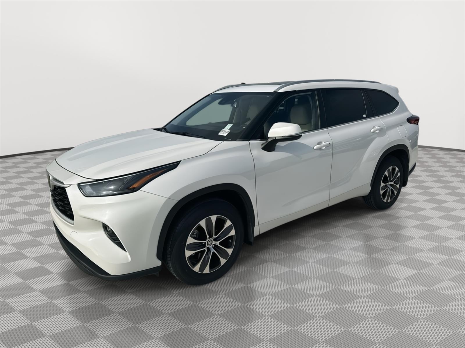 White (Wind Chill Pearl) 2023 Toyota Highlander XLE FWD SUV / Crossover Front-Wheel Drive 8-Speed Automatic