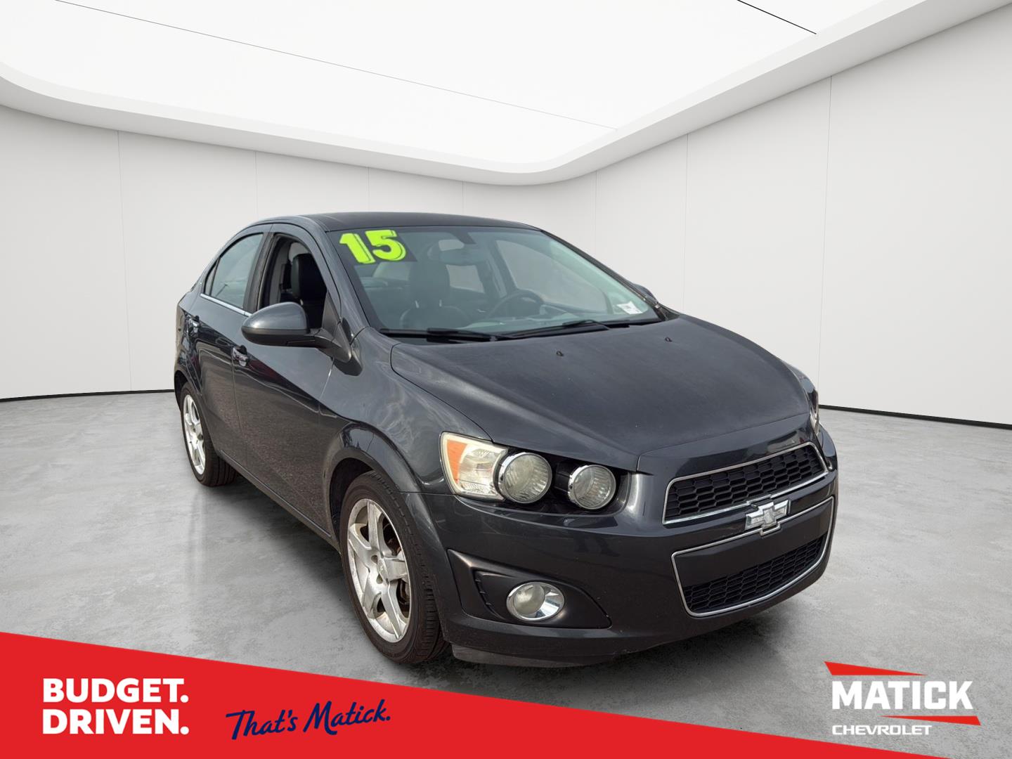 2015 Chevrolet Sonic Gris (Ashen Gray Metallic) Sedán Tracción delantera 6 velocidades Automática