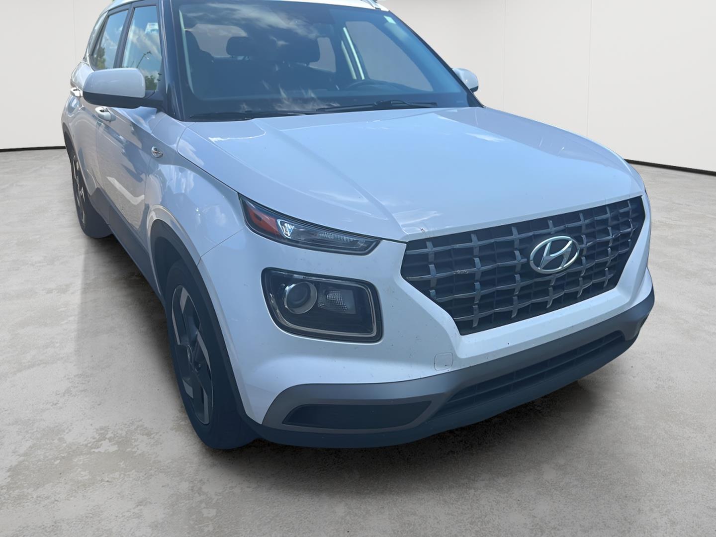 Lunar White 2023 Hyundai Venue SUV / Crossover Front-Wheel Drive Continuously Variable Transmission