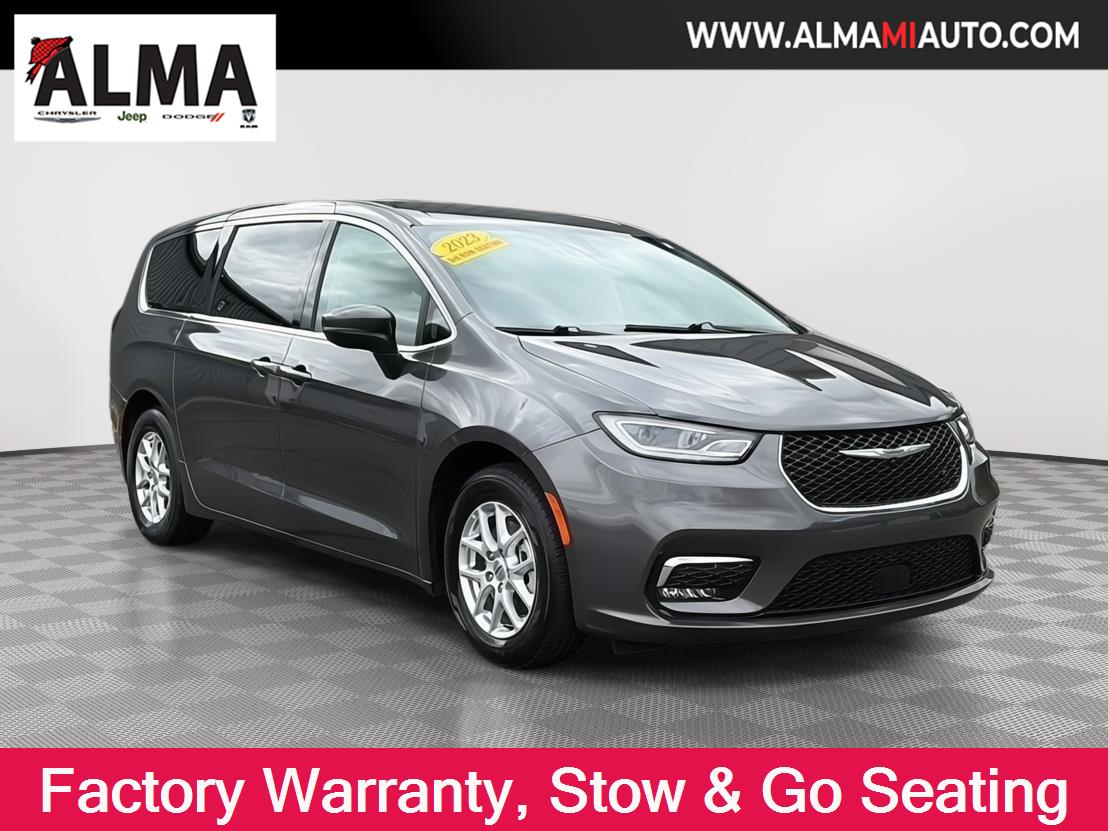 2023 Chrysler Pacifica Touring L's photo