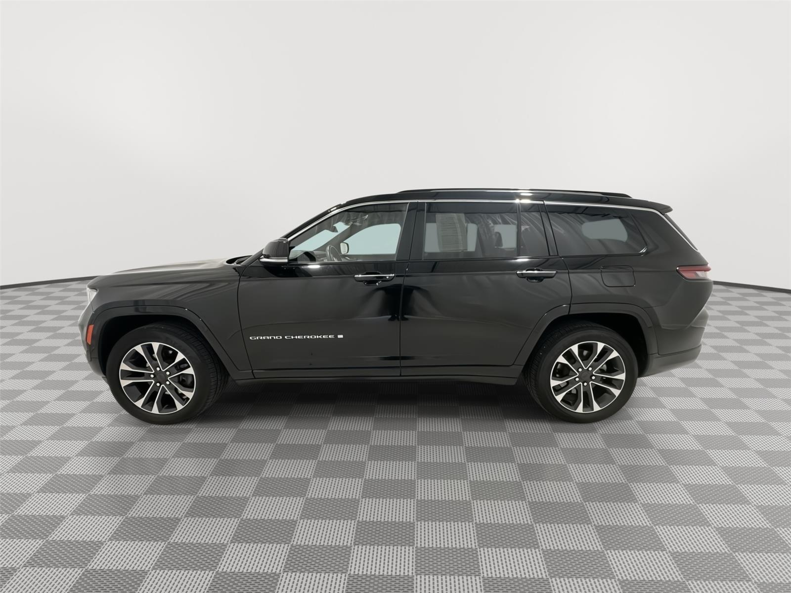 Used 2022 Diamond Black Crystal Pearlcoat Jeep Overland image 2