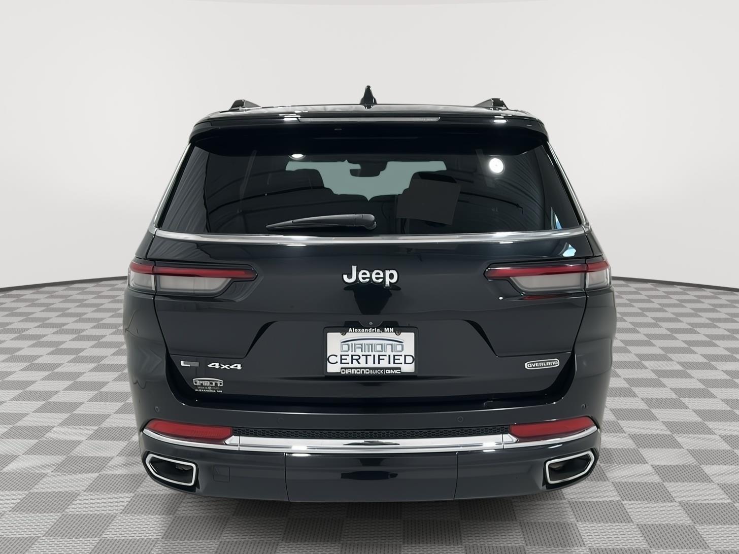 Used 2022 Diamond Black Crystal Pearlcoat Jeep Overland image 4