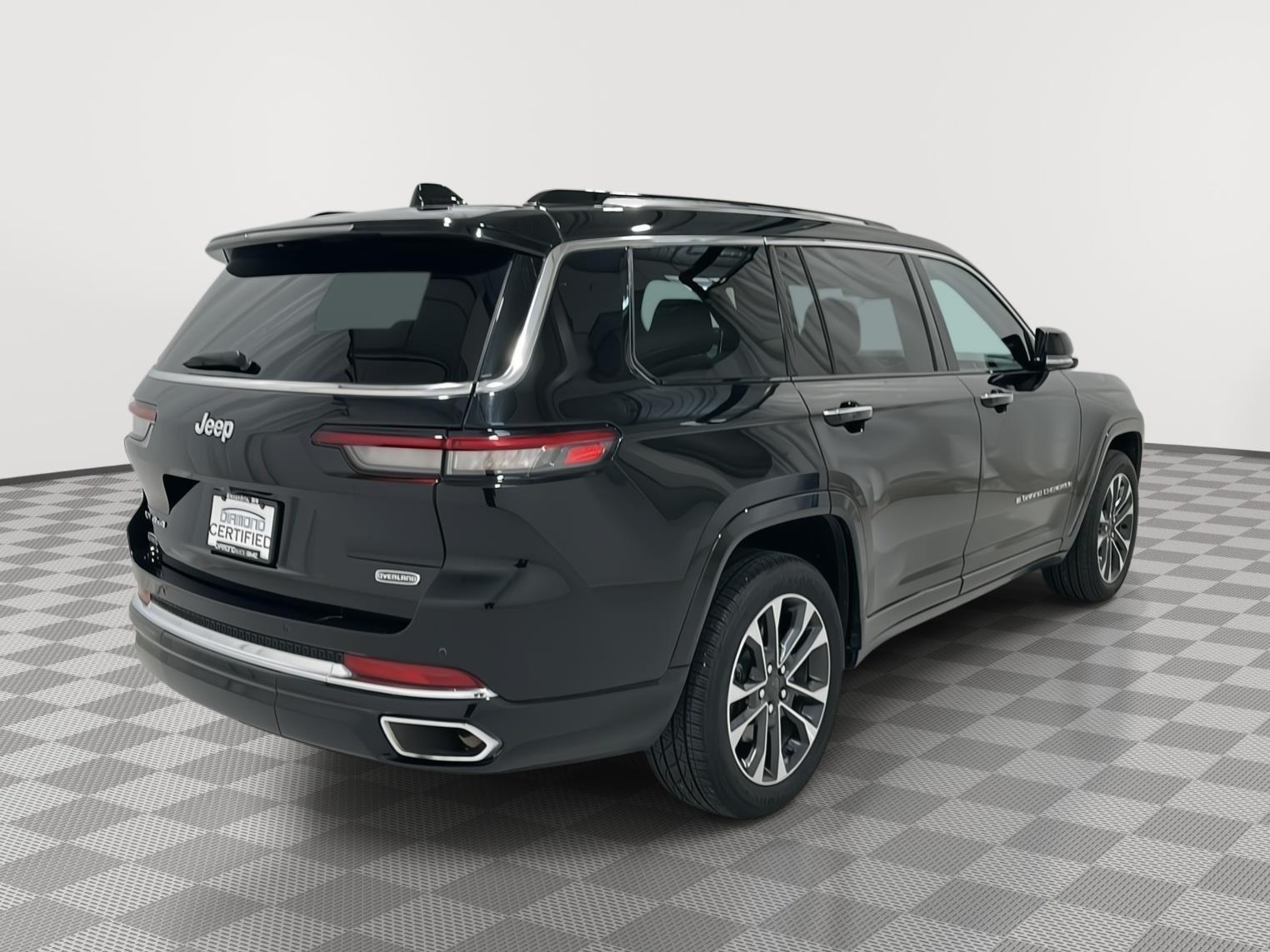 Used 2022 Diamond Black Crystal Pearlcoat Jeep Overland image 5