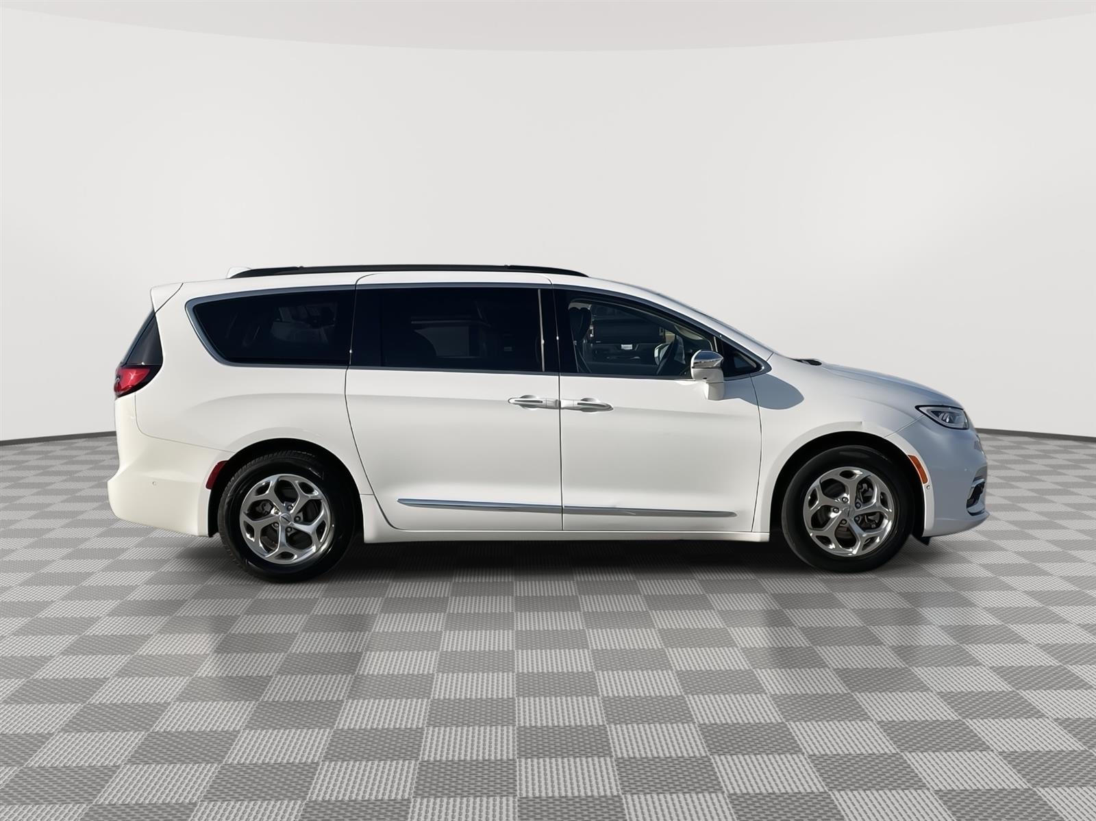 Used 2022 Chrysler Pacifica Limited Minivans for sale in Lincoln NE