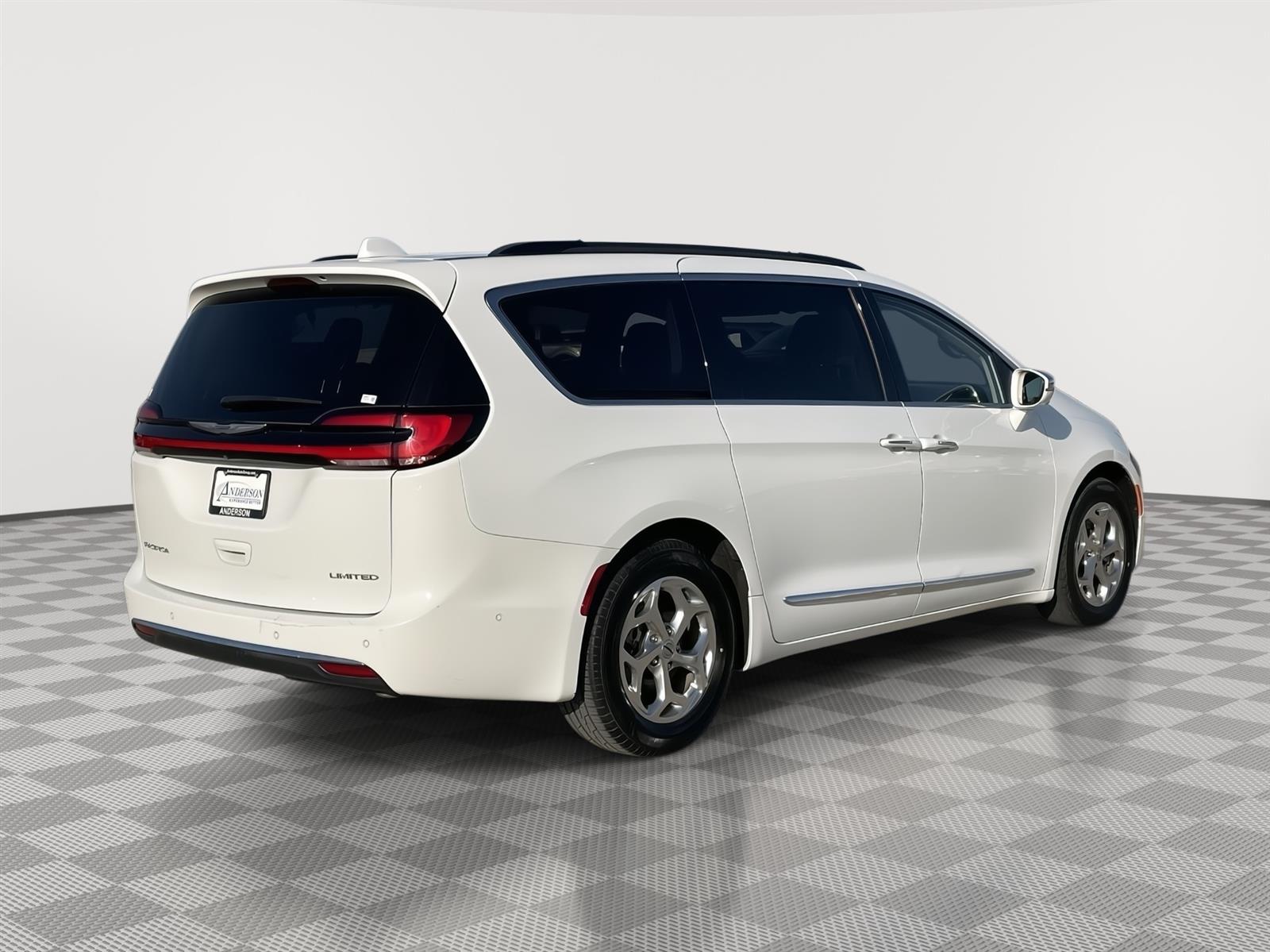 Used 2022 Chrysler Pacifica Limited Minivans for sale in Lincoln NE