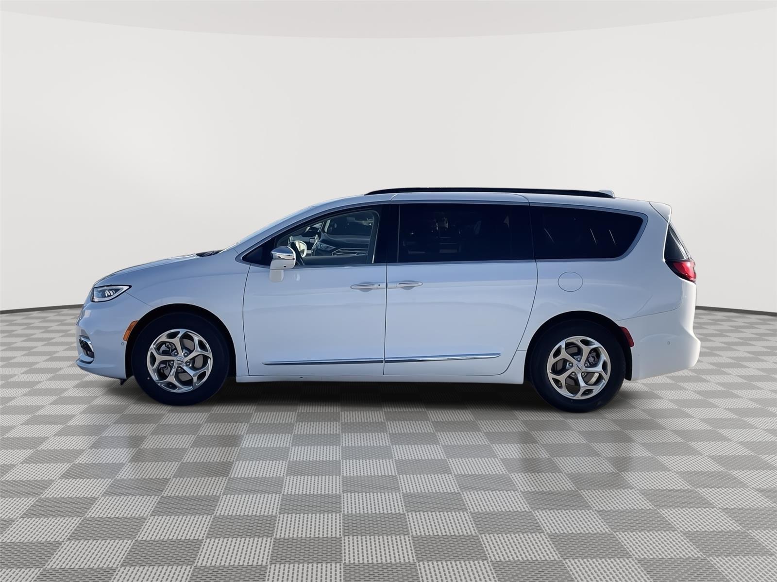 Used 2022 Chrysler Pacifica Limited Minivans for sale in Lincoln NE