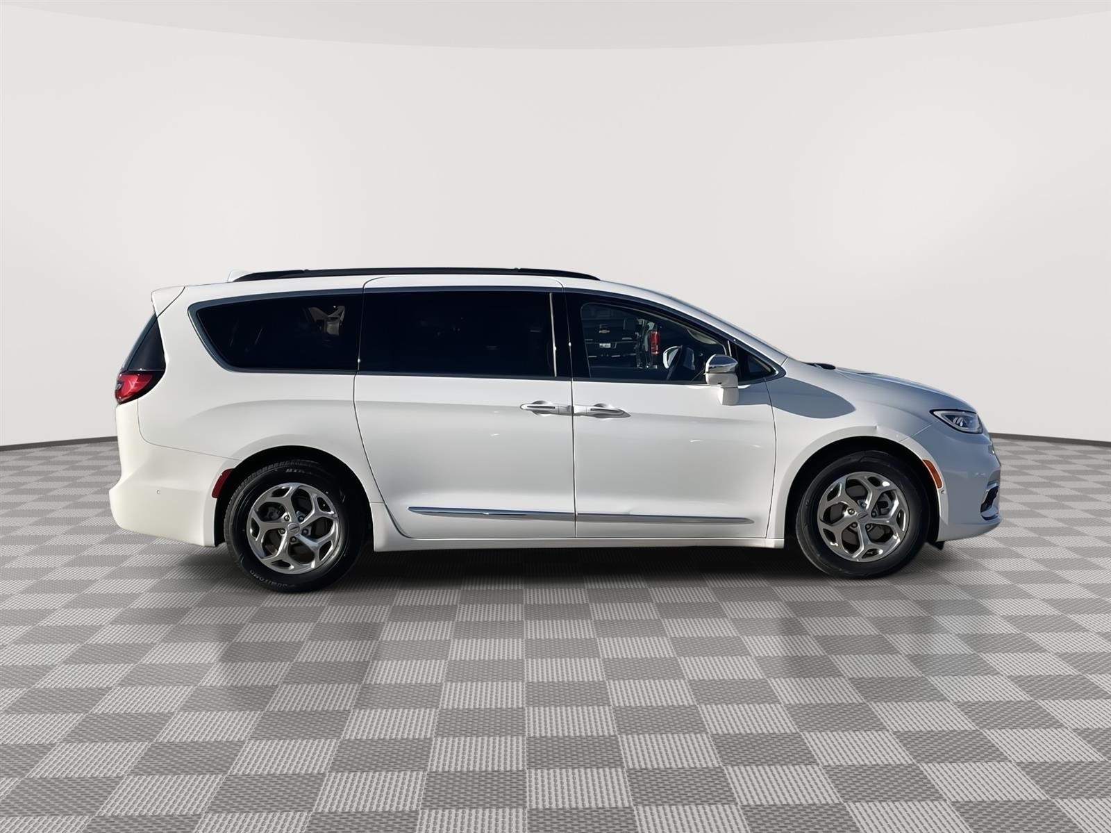 Used 2022 Chrysler Pacifica Limited Minivans for sale in Lincoln NE