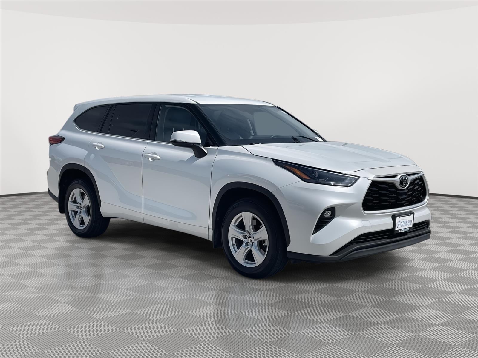 Used 2022 Toyota Highlander LE SUV for sale in Lincoln NE
