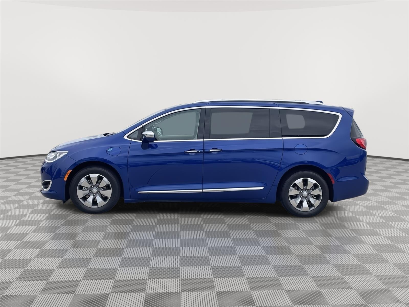 Used 2018 Chrysler Pacifica Hybrid Limited Minivans for sale in Lincoln NE