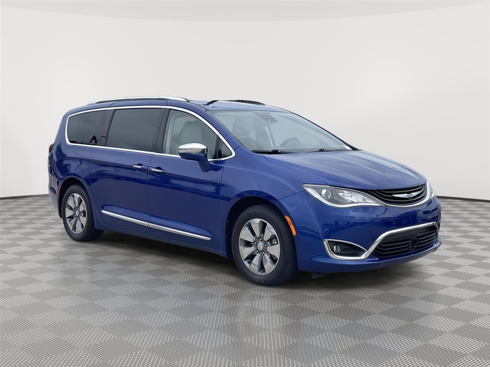 Used 2018 Chrysler Pacifica Hybrid Limited Minivans for sale in Lincoln NE