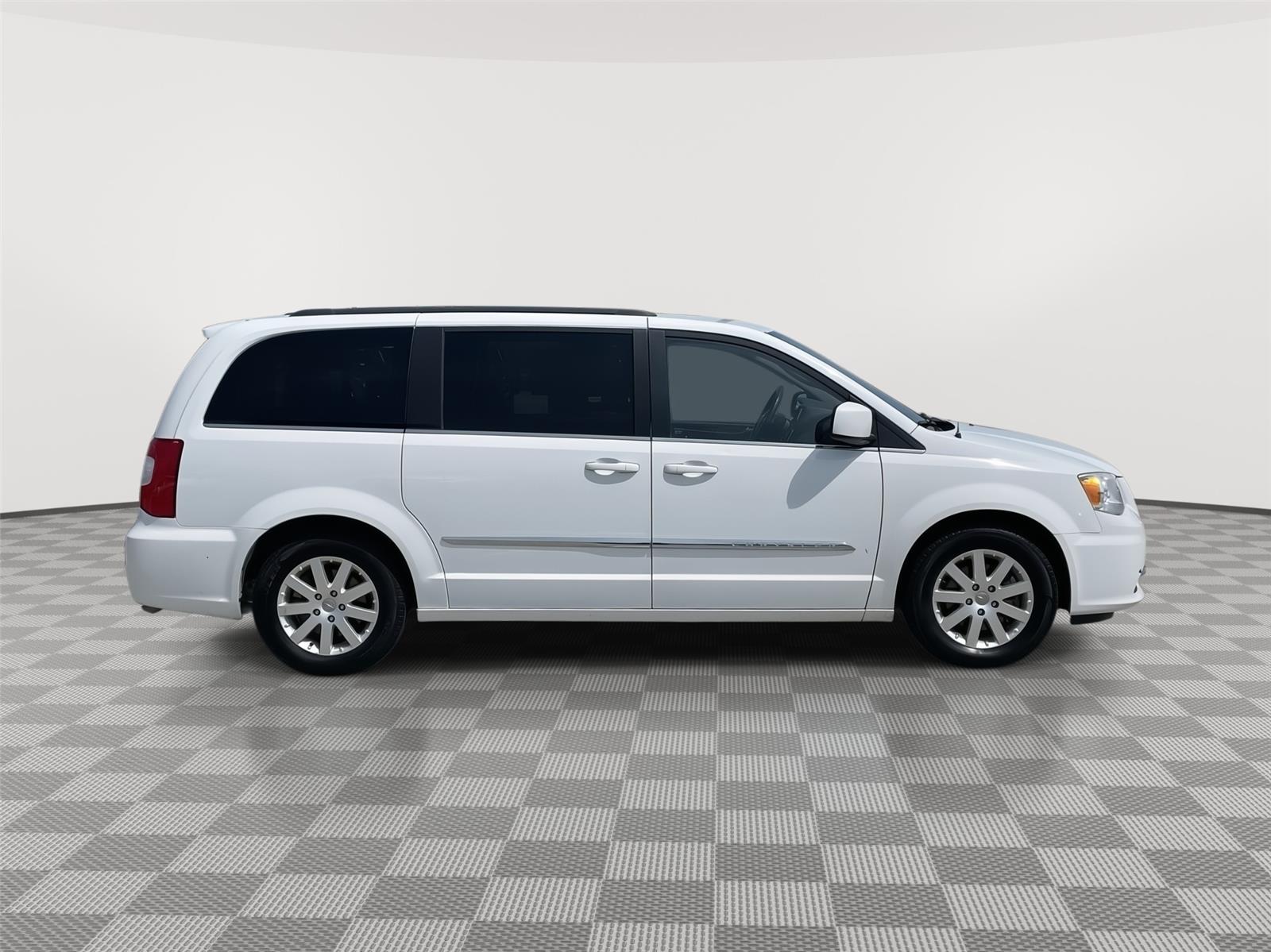 Used 2014 Chrysler Town and Country for sale in Lincoln NE