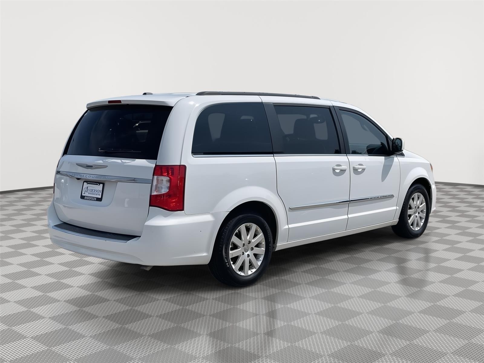 Used 2014 Chrysler Town and Country for sale in Lincoln NE