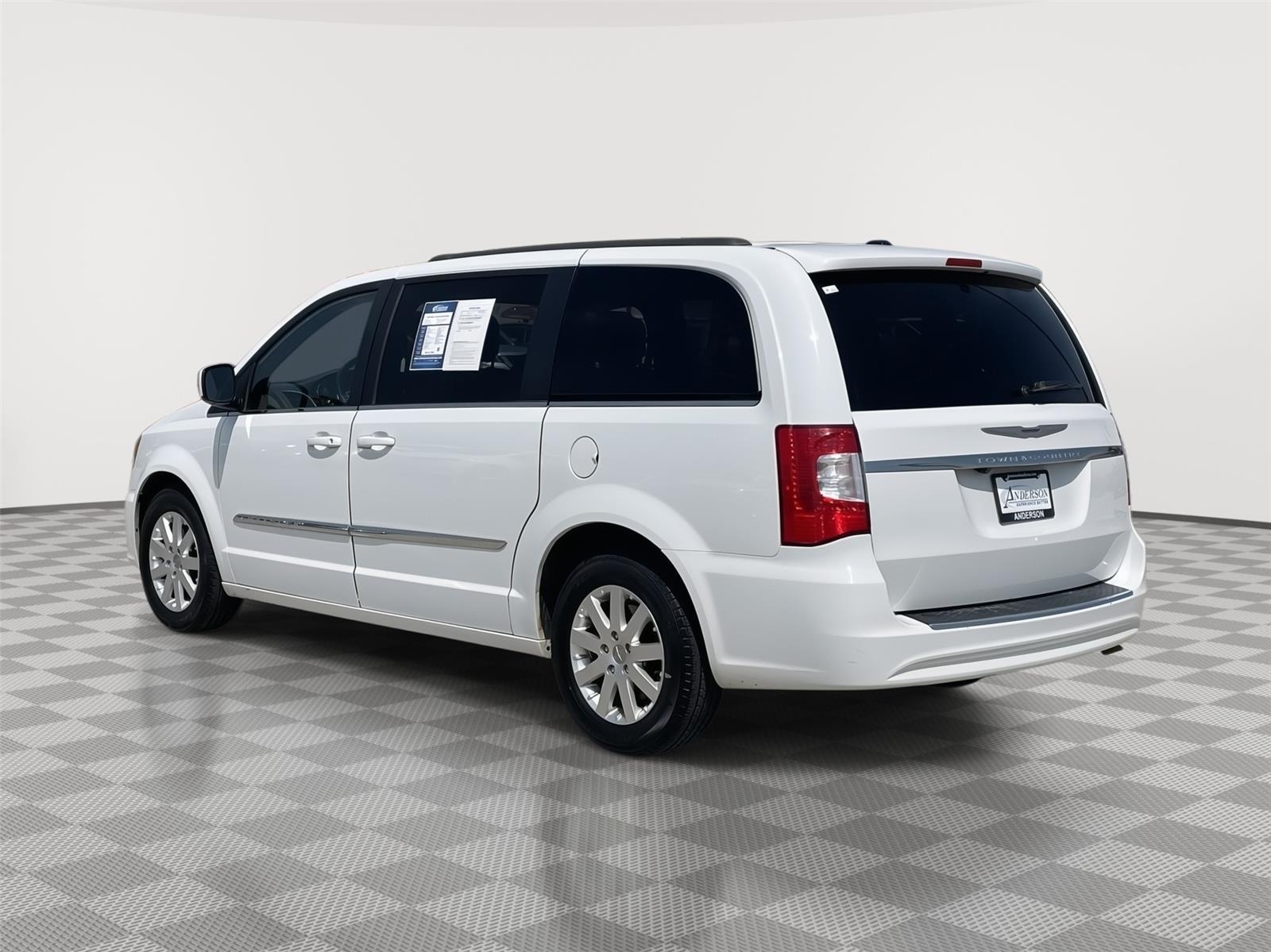 Used 2014 Chrysler Town and Country for sale in Lincoln NE