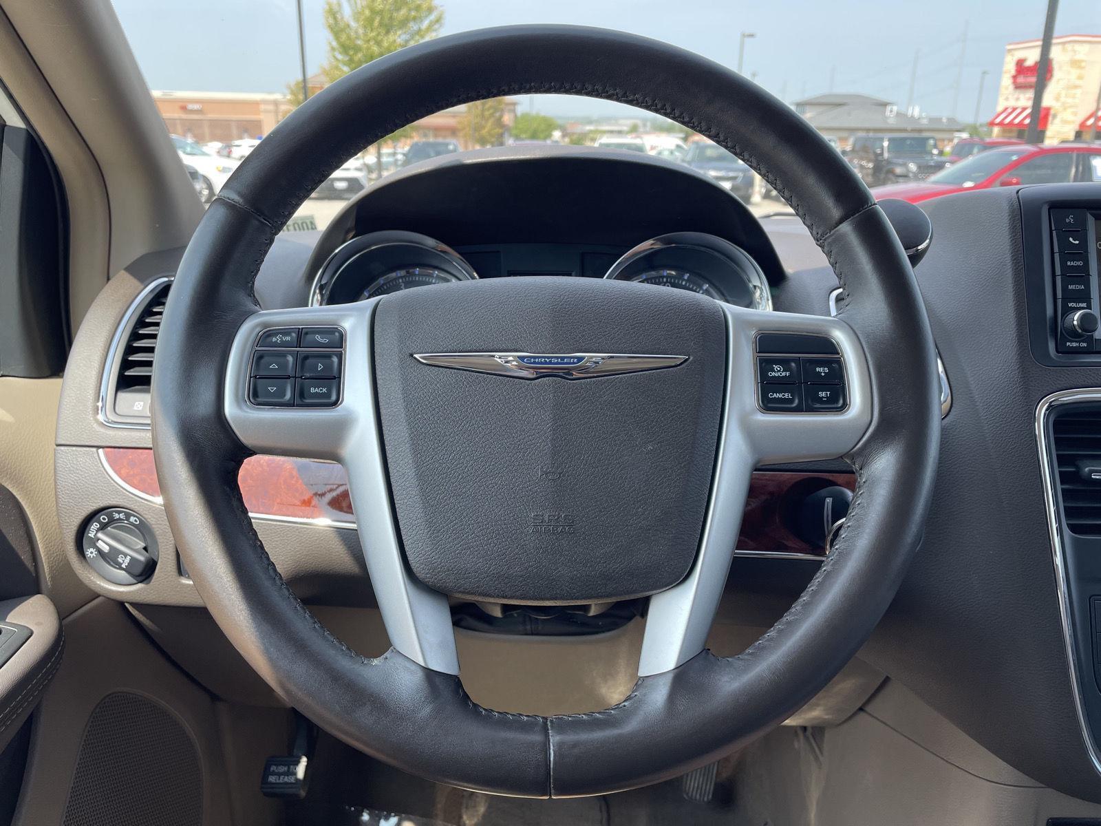 Used 2014 Chrysler Town and Country for sale in Lincoln NE