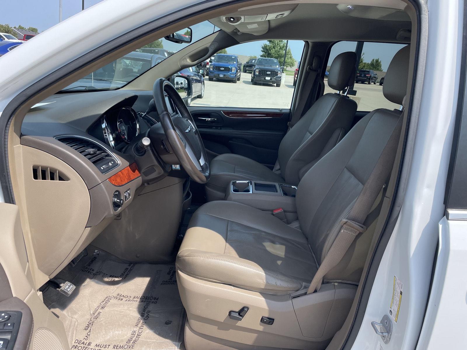 Used 2014 Chrysler Town and Country for sale in Lincoln NE