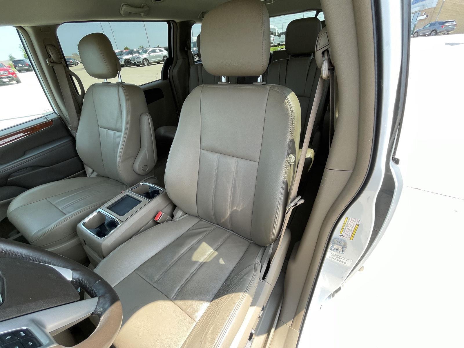 Used 2014 Chrysler Town and Country for sale in Lincoln NE